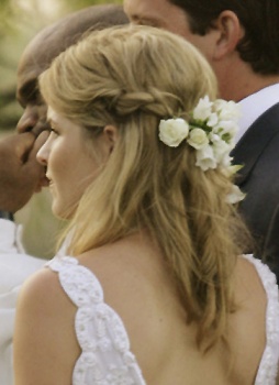 Coiffure mariage cheveux bouclés, frisés et afro