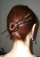 Coiffure avec pic à cheveux et chignon