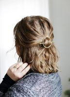 Comment attacher cheveux courts ?