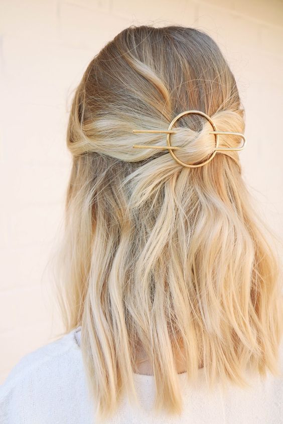 coiffure barrette et cheveux courts