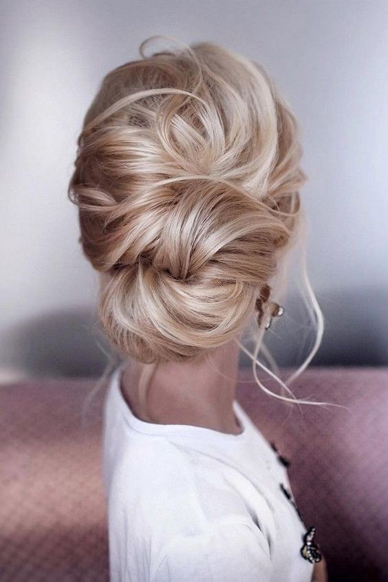 Featured image of post Chignon Tr s Facile Faire Pour les r veillons on aime souvent avoir une coiffure originale et tr s chic