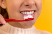 Comment blanchir les dents jaunes rapidement naturellement ?